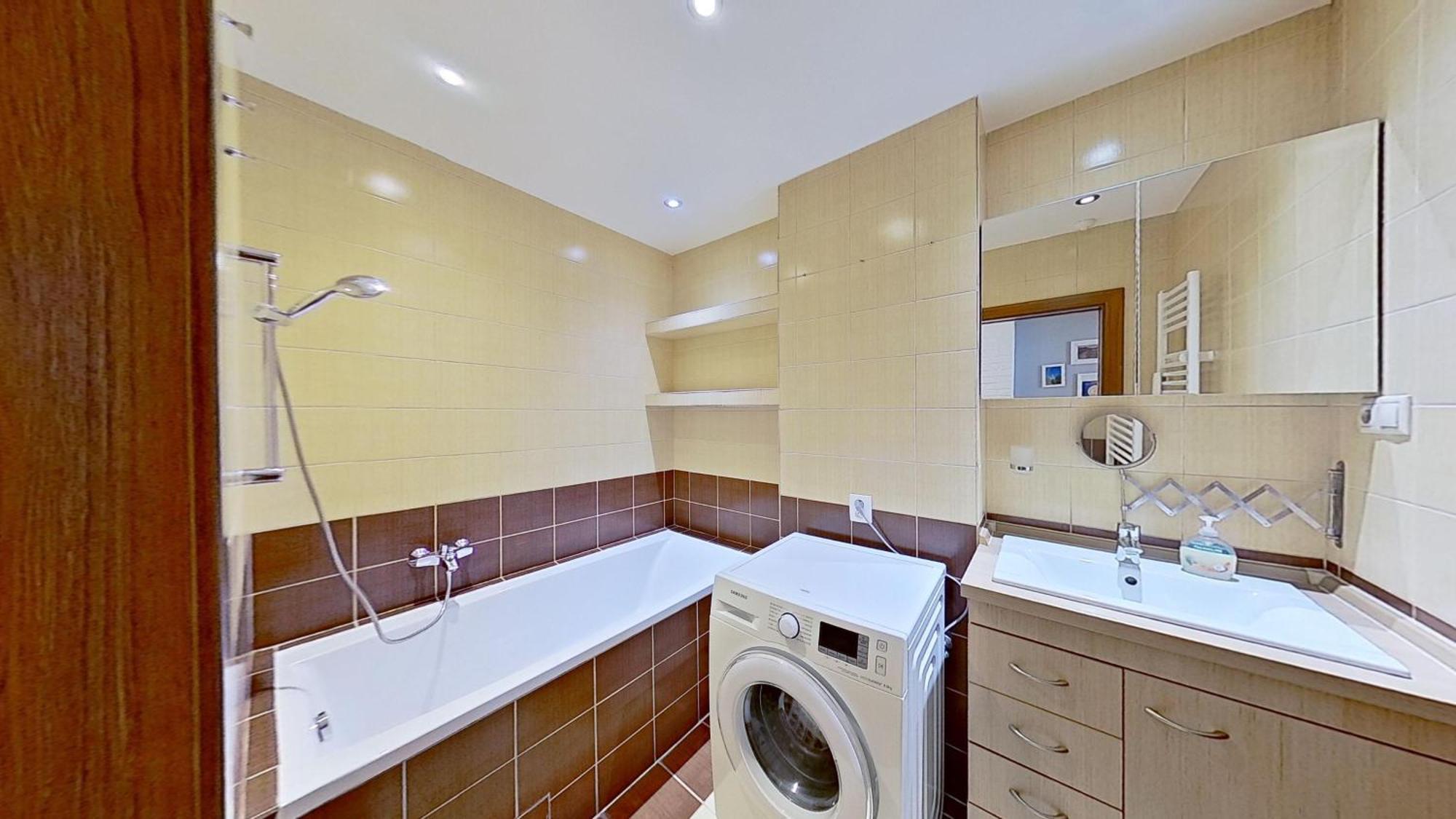 2br With Free Garage Parking, Close To The Historic Centre *